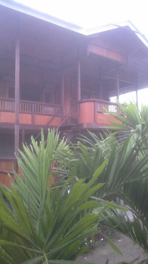 Sunset Guest House & Bar Bunaken Exteriör bild