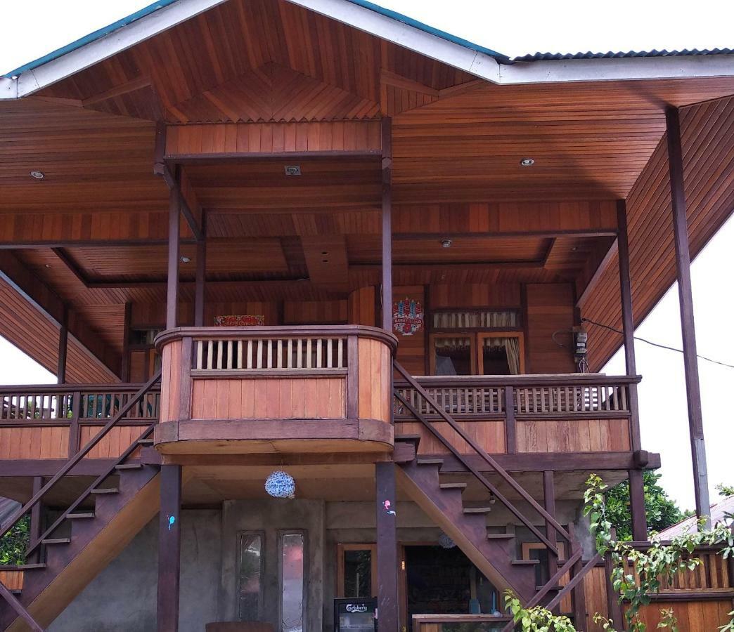 Sunset Guest House & Bar Bunaken Exteriör bild