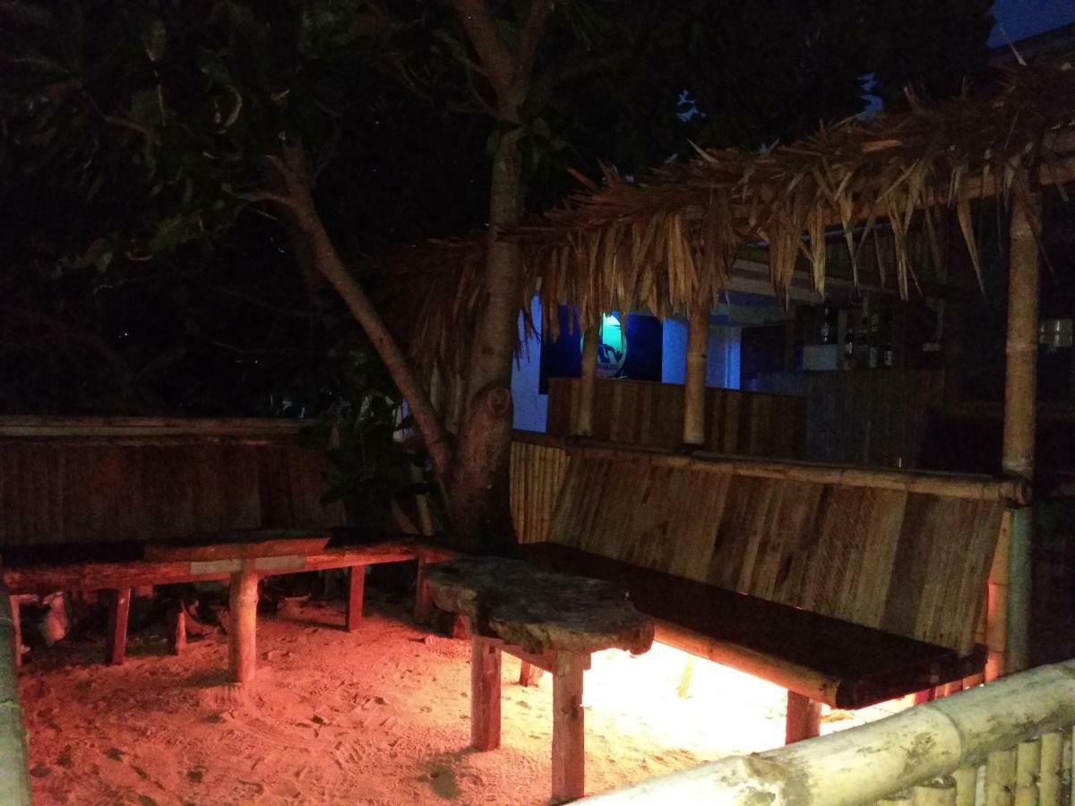 Sunset Guest House & Bar Bunaken Exteriör bild